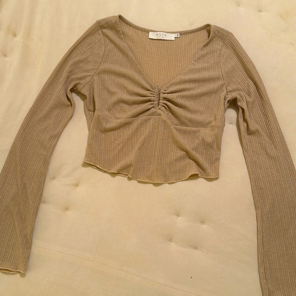 Women’s crop blouse, large. Silky sleeves and bodice. Cute U metal front detail.